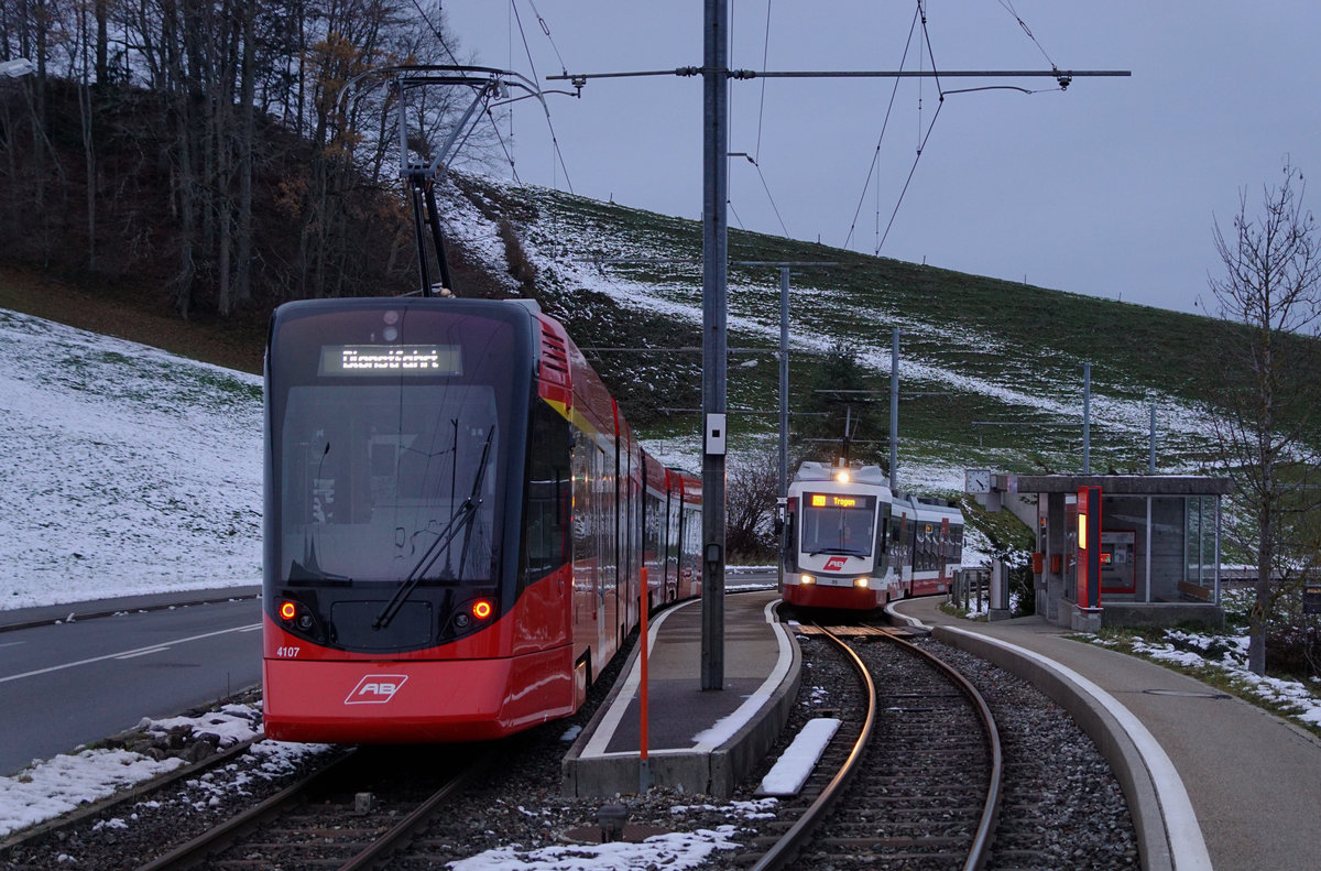 Appenzeller Bahnen (AB/TB).
Seit dem Fahrplanwechsel 2018 verkehren die Züge der S 21 von Trogen nach Appenzell durchgehend durch den neuen Ruckhalde-Tunnel. Die TB Be 4/8 31-34 wurden durch elf neue TANGOS vom Typ ABe 4/6 ersetzt.
Die nun bei der AB arbeitslos gewordenen Be 4/8 aus den Jahren 2004/2008 werden ihr zweites Leben bei den Transports Régionaux Neuchâtelois TRN auf der Tramlinie Neuchâtel-Boudry geniessen können.
Meine Abschiedsbilder von den alten Triebzügen der ehemaligen Trogener Bahn TB sind am 29. November 2018 bei trübem Wetter beim Bahnhof St. Gallen, beim Marktplatz sowie der Haltestelle Schwarzer Bären entstanden.
Foto: Walter Ruetsch   