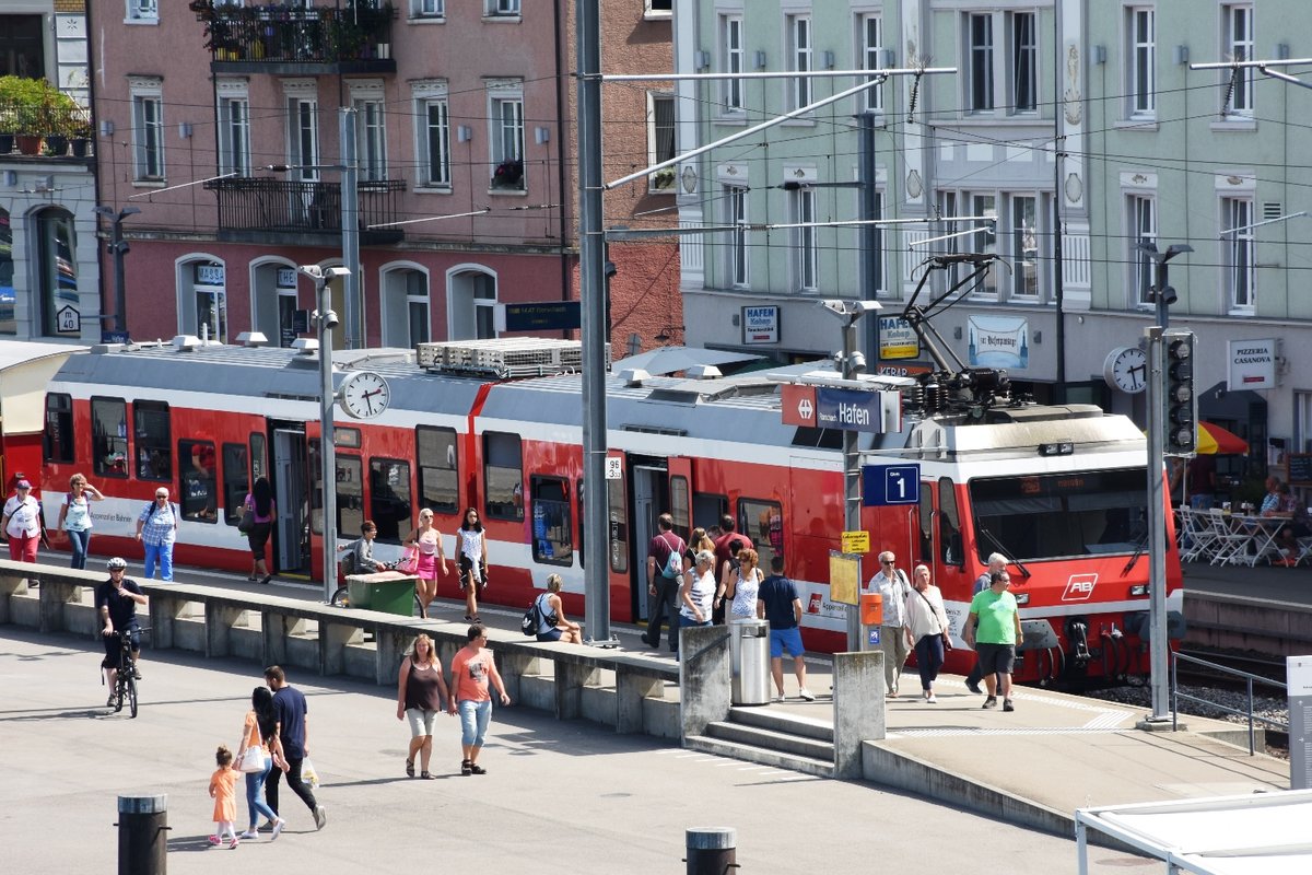 Appenzeller Bahnen (RHB Rorschach-Heiden-Bergbahn) BDeh 3/6 25 steht am 26.08.2017 auf die Abfahrt nach Heiden wartend in Rorschach Hafen. Im Bild nicht sichtbar sind die offenen Sommerwagen, die nach Heiden geschoben werden. Fotostandort: Museum im Kornhaus, Rorschach