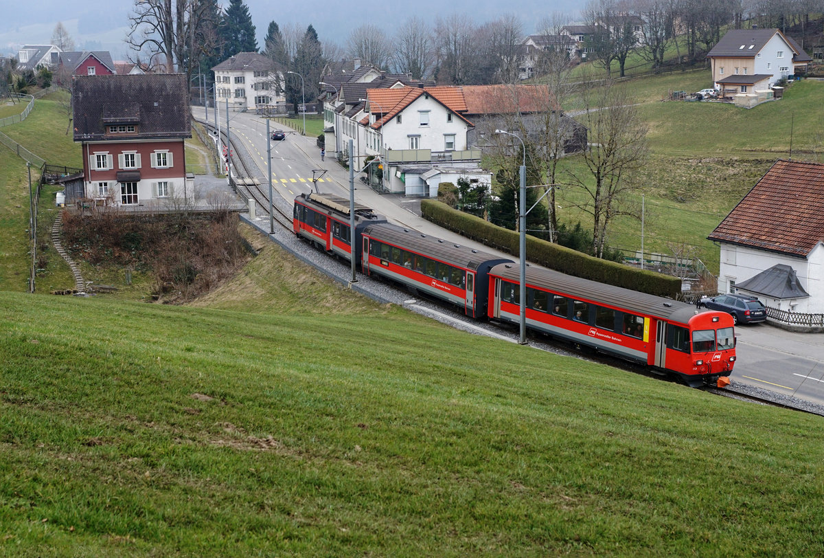 Appenzeller Bahnen.
SGA/AB: Gemeinsamer Abschied von der alten Appenzeller Bahn anlässlich des Mini Bahnbildtreffens vom 17. März 2018 mit Olli, Horst, Stefan, Peter und Walter.
Pendelzug auf der Fahrt nach St. Gallen bei Niederteufen.
Foto: Walter Ruetsch