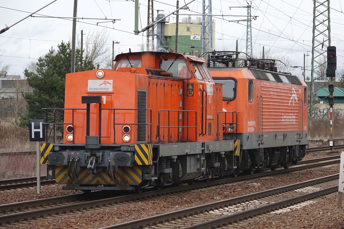 ArcelorMittal Tandem mit 293 061-8 und 143 001-6 am 28.02.2017 in Berlin Schönefeld Flughafen