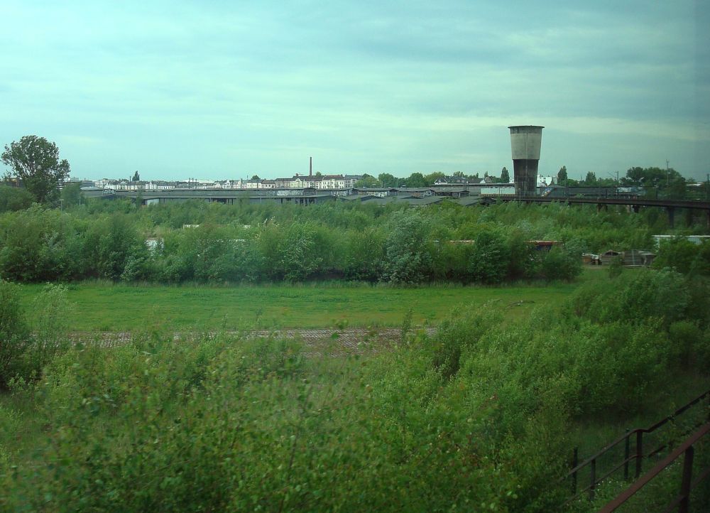 Archiv Güterbahnhof Hamburg-Altona: in Ergänzung zu den Aufnahmen vom vergangenen Sonntag hier Bilder des Areals vom Frühjahr 2009 - aufgenommen aus einem ICE bei der Ausfahrt aus Altona Richtung Hauptbahnhof. Vor dem Wasserturm die Dächer der Güterhalle - heute nur noch Stahlgerippe. (Vergleiche mit ID 887197/ 887198) 15.5.2009