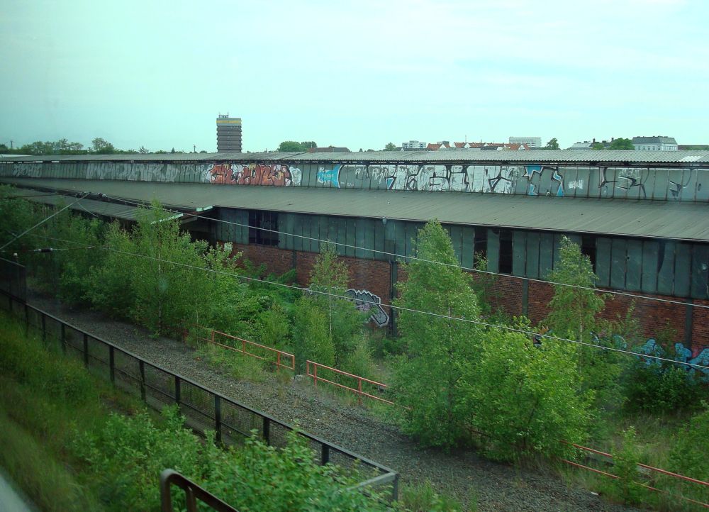 Archiv Güterbahnhof Hamburg-Altona: Sicherungszäune und sogar eine Fahrleitung säumten damals noch eine ehemalige Bahntrasse, die heute zum Fußweg degradiert ist. Auf dem kann man jetzt ungehindert bis zum Brückenkopf laufen. (Vergleiche ID 887200) 15.5.2009