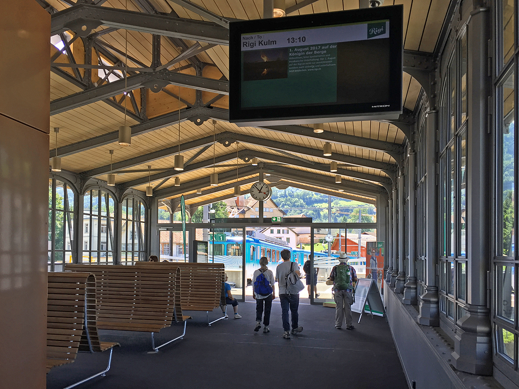 Arth-Goldau, Rigibahn-Bahnhofshalle. Ursprünglich fuhren die Züge in diese Halle. Nach Renovation wird sie als Aufnahmegebäude mit Warteraum und div. Verkaufsstellen genutzt. Die Züge warten draussen auf Gäste oder bringen sie vom Aussichtsberg hinunter. Aufnahme vom 30. Juli 2017