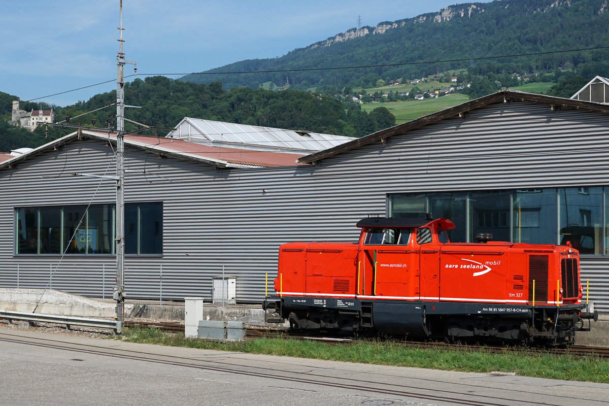 ASm: Kunstdenkmäler entlang der ASm-Strecke Solothurn-Niederbipp-Oensingen-Langenthal-St. Urban, fotografiert am 18. Juli 2017.
Schloss Bipp mit Em 327 (ex Sersa Am 847 957-8, ex DB 211 215-9 bzw. V 100 1215).
Foto: Walter Ruetsch