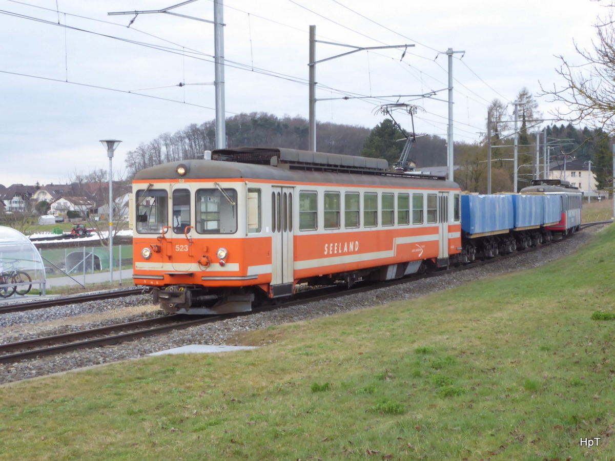 asm Seeland - Kieszug mit den Triebwagen Be 4/4 523 mit 3 Kieswagen und am Schluss Be 4/4 525 in Finsterhennen am 21.03.2017