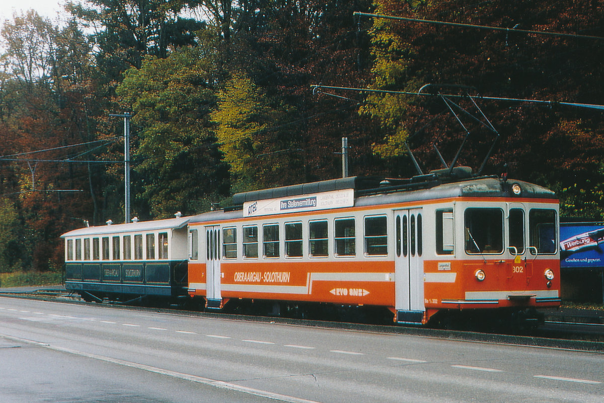 ASm/SNB: Be 4/4 102 + Salonwagen, ehemals B4 20, bei einem Kreuzungshalt auf der Station Bei den Weihern im Oktober 1993.
Foto: Walter Ruetsch