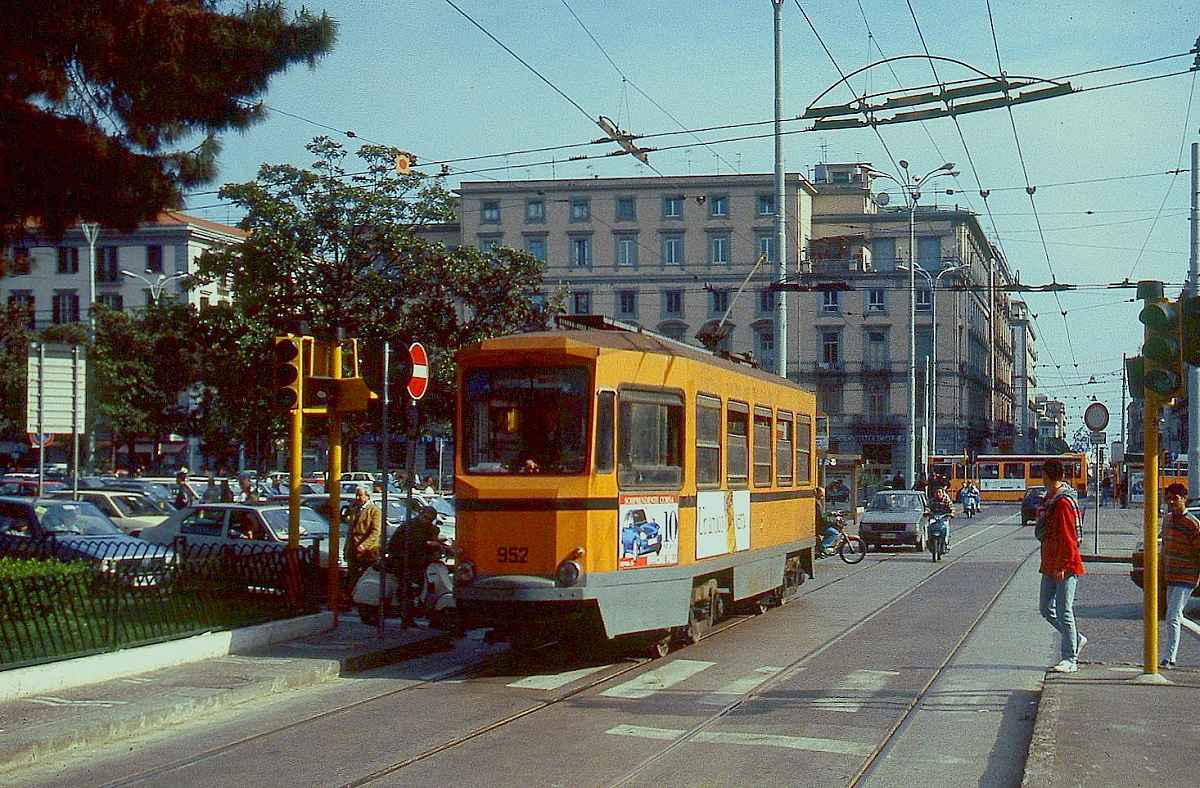 ATAC Neapel: Im April 1996 kommt der Tw 952 an der Haltestelle Garibaldi an. Nach den Streckenstillegungen in den 1950/60er Jahren existierte nur noch ein kläglicher Rest des früheren Straßenbahnnetzes. Damals verkehrten ausschließlich diese in den 1930er Jahren beschafften, inzwischen mit neuen Wagenkästen versehenen Fahrzeuge des Typs  Peter Witt . Ehrlich gesagt, konnte ich mich weder mit der Form- noch Farbgebung (sog. Ministerial-Orange, das damals auch die Straßenbahnwagen in Rom und Mailand hatten) anfreunden.