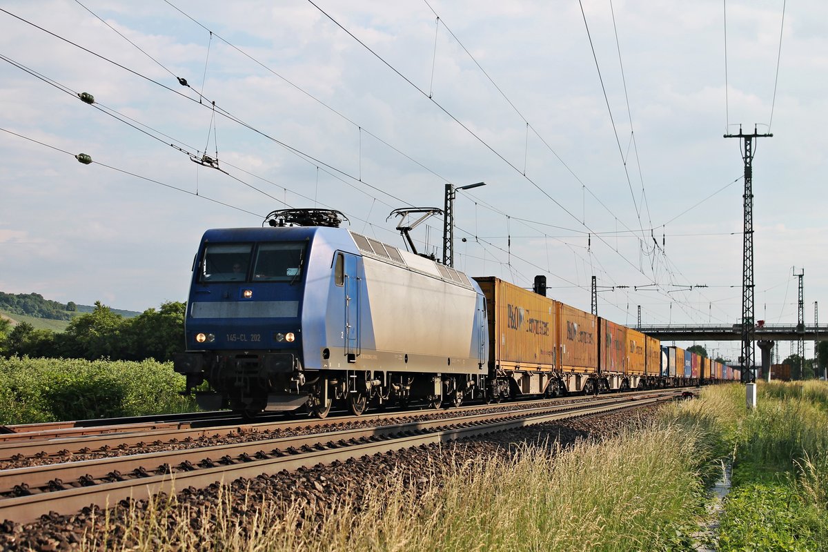 ATLD/XRAIL 145-CL 202 (145 098-0) am Abend des 02.06.2017, als sie einen  P&O -Containerzug nach Aachen West/Belgien bespannte. Hier ist sie mit ihrem Zug bei Müllheim (Baden) gen Norden unterwegs.