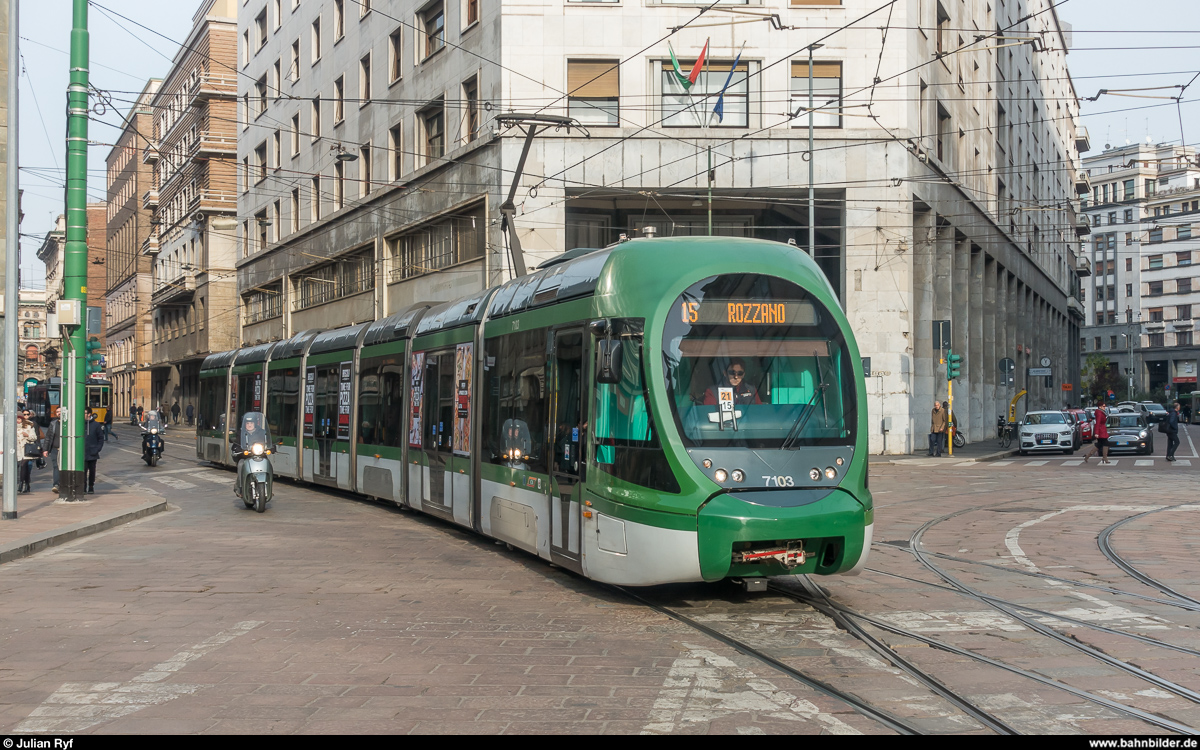 ATM Milano Sirio 7103 am 29. November 2018 auf der Linie 15 nach Rozzano an der Piazza Giuseppe Missori.