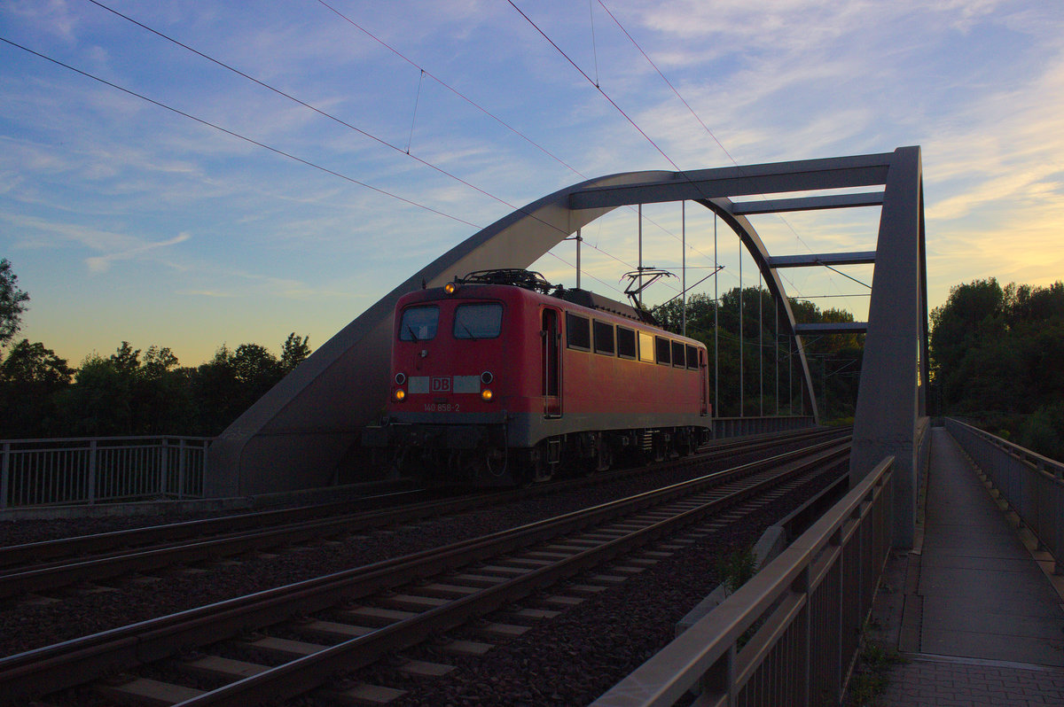 Auch 140 858 war mit von der Partie der bunten Fahrzeugpalette auf der Hannoveraner Güterumgehungsbahn. So konnte sie kurz vor dem Feierabend nochmal während der Überfahrt über die Mittellandkanalbrücke aufgenommen werden. 
Am Abend des 7.9.16 hat sie noch einmal kurz eingebremst um dann vor dem Esig Misburg zu stehen. 