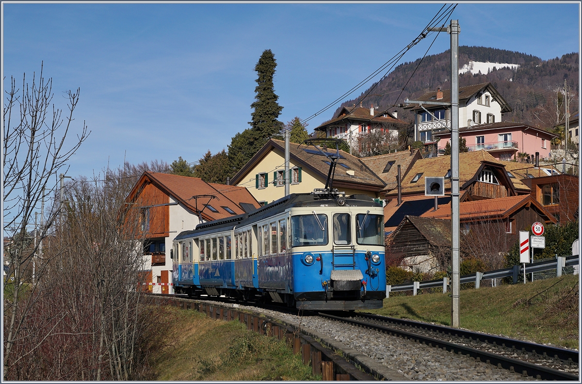 Auch 2019 noch im Planverkehr: der MOB ABDe 8/8 4001 SUISSE als Regionalzug 2330 Montreux - Fontanivent kurz vor Planchamp.
16. Jan. 2019