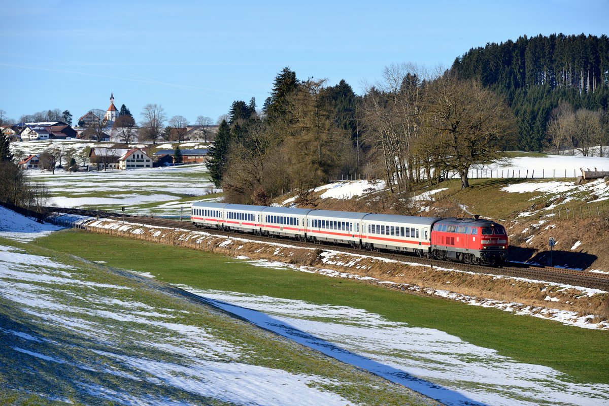 Auch von Aitrang aus kann man die Wallfahrtskirche von St. Albarn auf das Bild bringen. Am 06. Januar 2015 passierte die Ulmer 218 491 mit ihrem IC 2084  Nebelhorn  nach Hamburg Altona die idyllische voralpenländliche Szenerie.