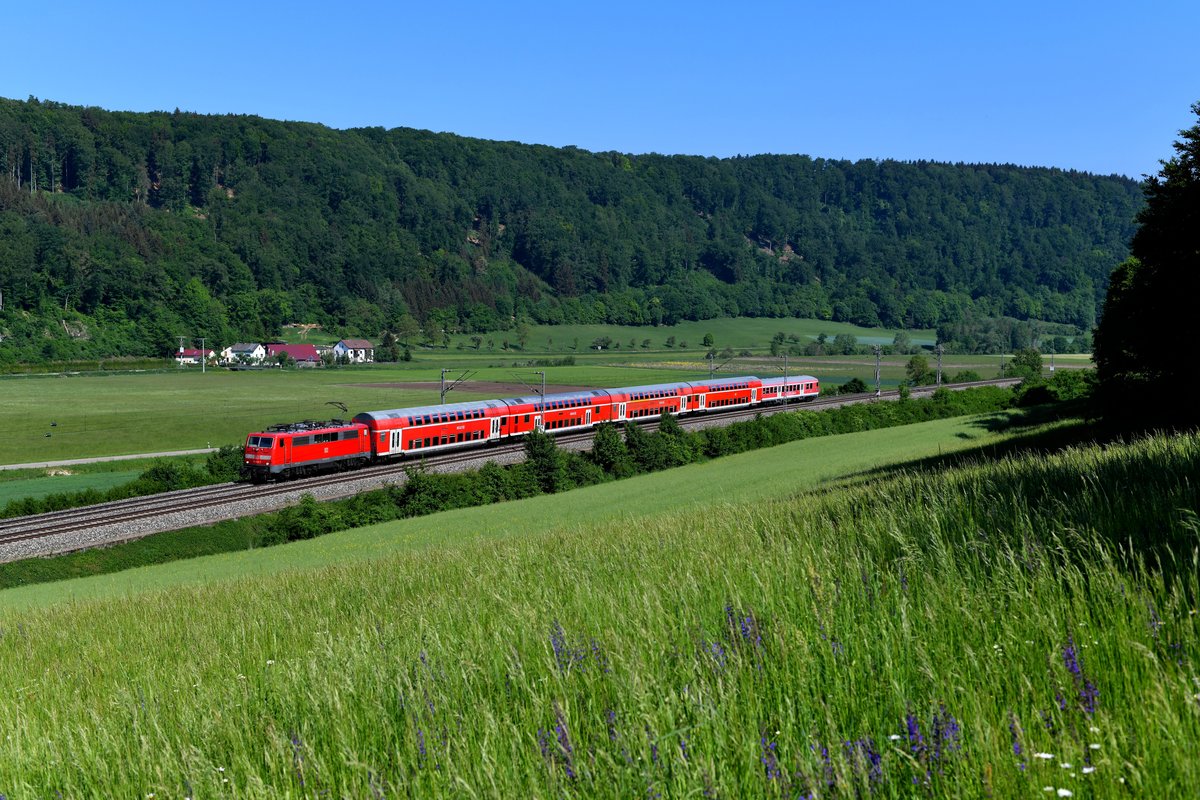 Auch am 13. Mai 2018 konnten noch zahlreiche Leistungen mit Loks der Baureihe 111 im Altmühltal beobachtet werden. Inzwischen ist der Nahverkehr zwischen Ingolstadt und Treuchtlingen fest in der Hand der neuen Twindexx-Triebwagen. Bei Breitenfurt konnte ich an diesem Tage 111 226 mit ihrer RB 59148 aufnehmen. 