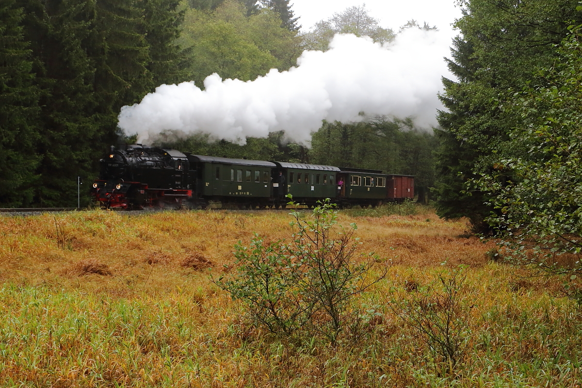 Auch am Kilometer 38,3 zwischen Elend und Sorge gab es für die Fotografengemeinde am 22.10.2016 eine Scheinanfahrt des von 99 6001 gezogenen IG HSB-Sonderzuges. (Bild 1)