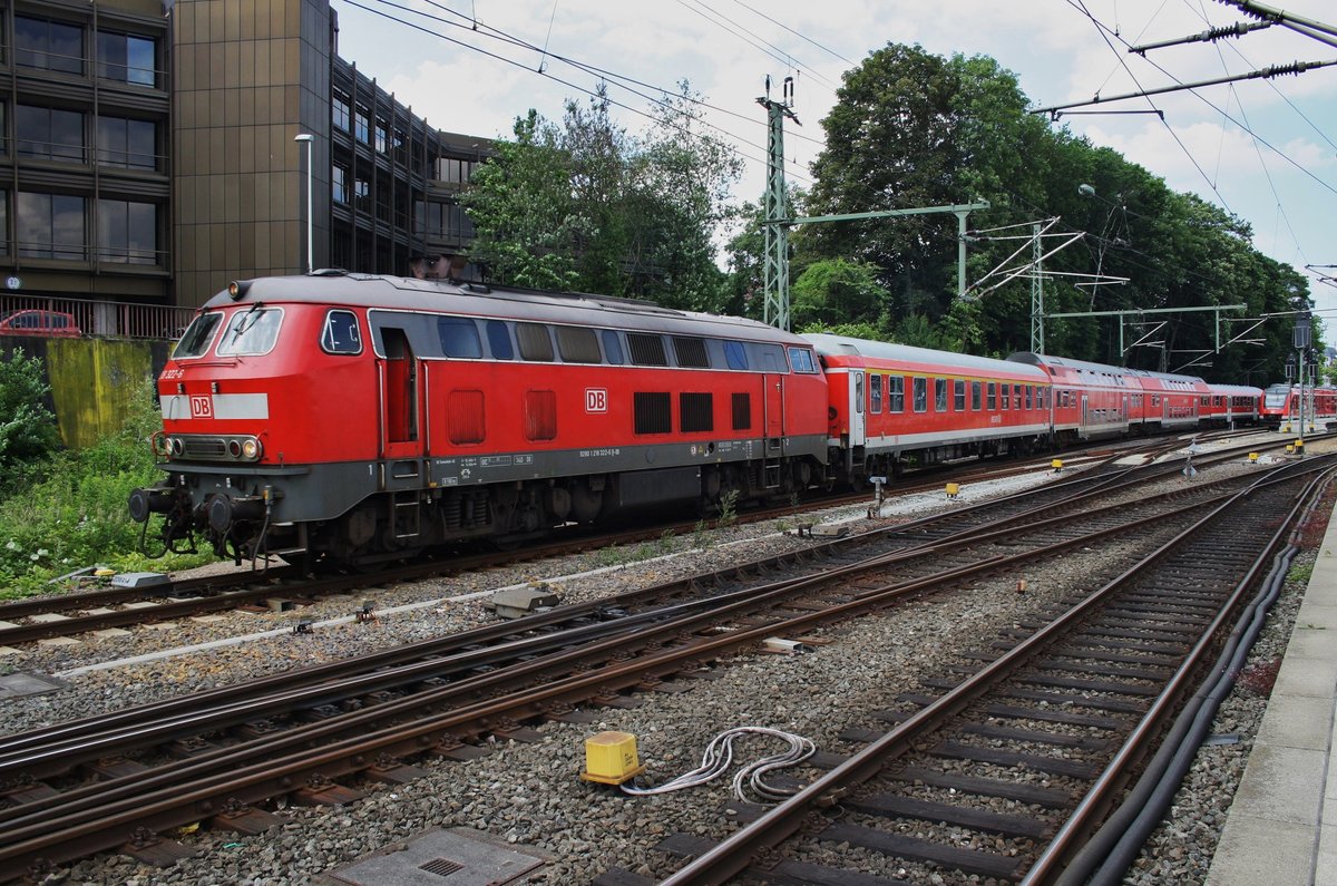 Auch am letzten Tag der Kieler Woche 2016 ist 218 322-6 mit ihrem Wagenpark auf der RegionalExpress-Linie 72 zwischen Kiel und Flensburg unterwegs. Mit dem RE21920 verlässt sie am 26.6.2016 die Stadt an der Förde.