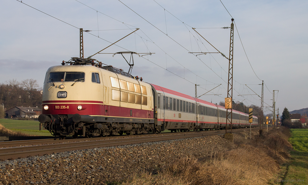 Auch am Sonntag, den 12.01.2014, war die 103 235 von DB Fernverkehr wieder mit IC 118 auf der Filsbahn unterwegs. Bei Ebersbach lauerten mehrere Fotografen - u. A. auch ich - der formschönen Maschine auf.