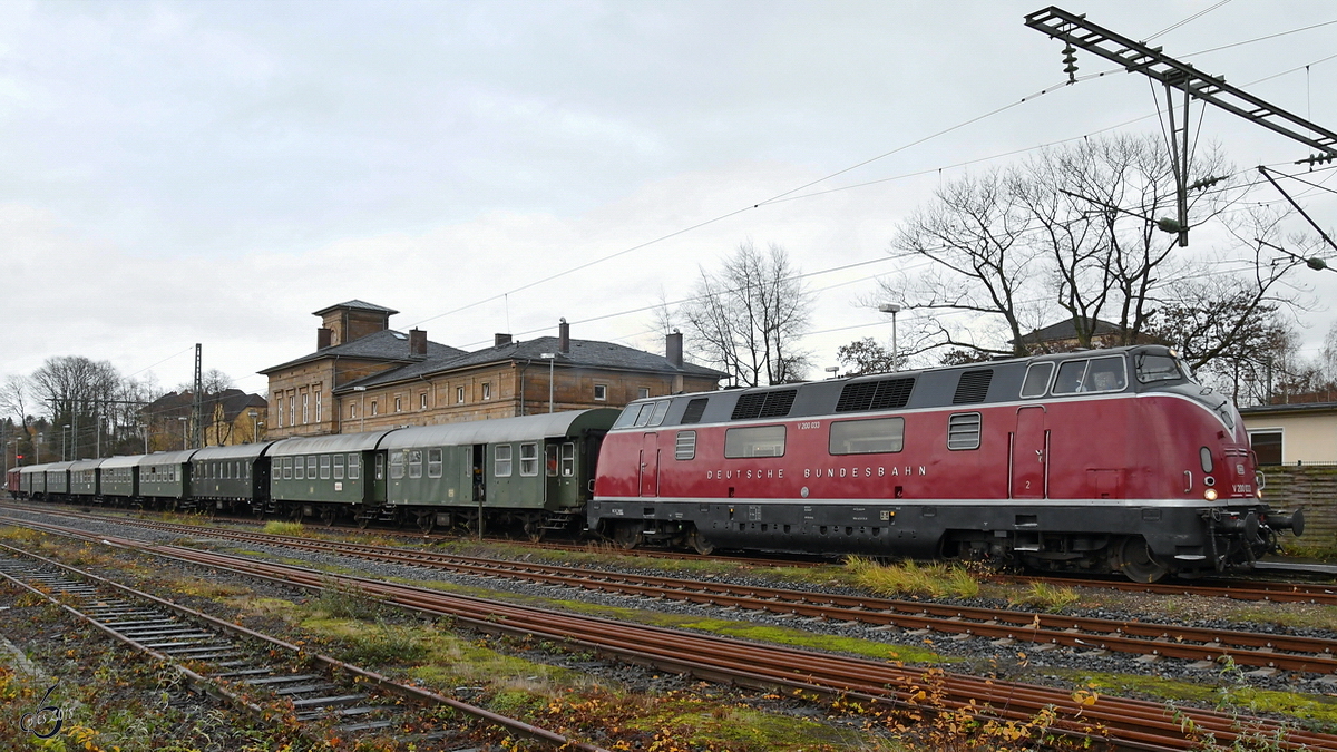 Auch am zweiten Dezemberwochenende 2018 fand eine Nikolausfahrt statt. Hier ist V 200 033 gerade am Hattinger Bahnhof eingefahren.