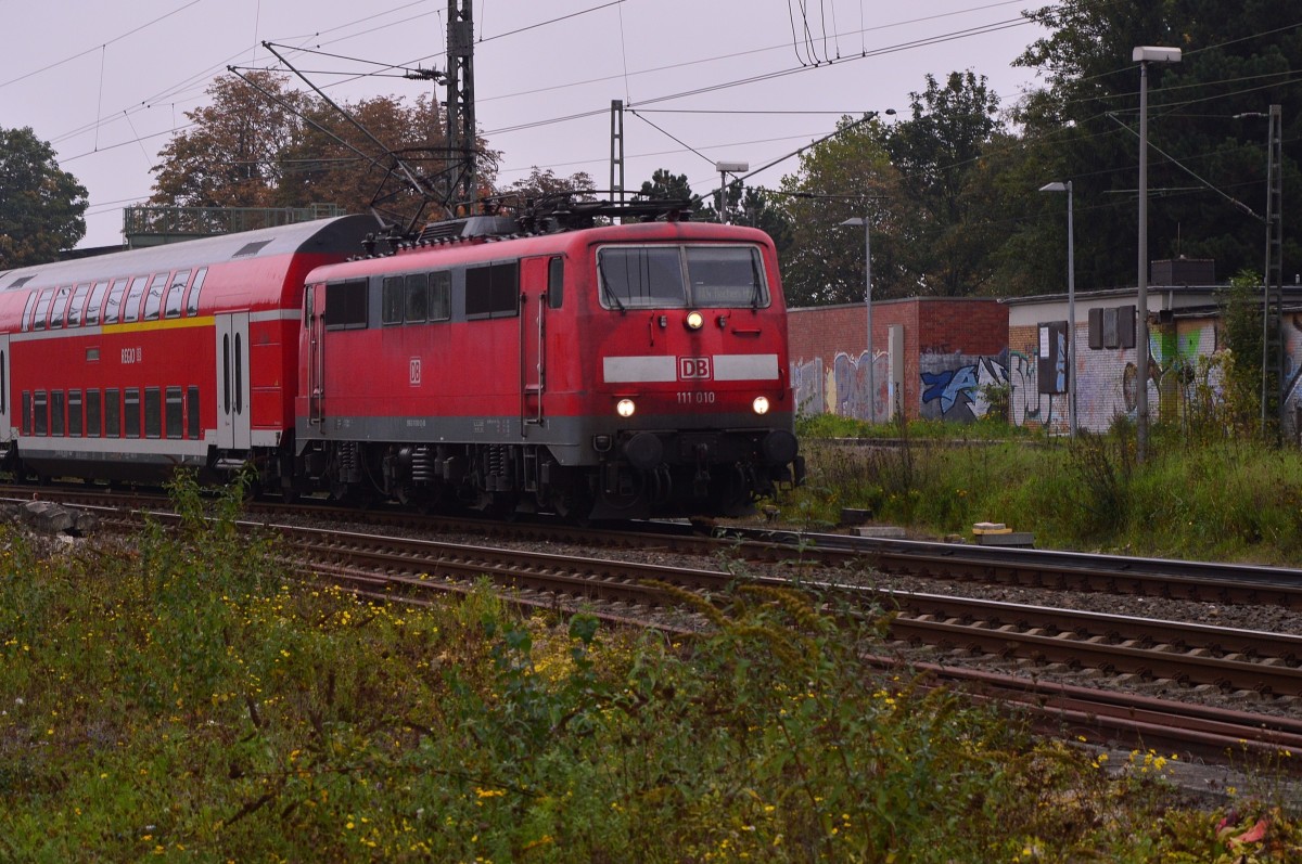 Auch an diesem Wochenende pendeln die RE 4 Züge nur wieder zwischen Düsseldorf und Aachen. Hier verlässt die 111 010 mit ihrem Dostockzug gerade Rheydt Hbf. 10.10.2015