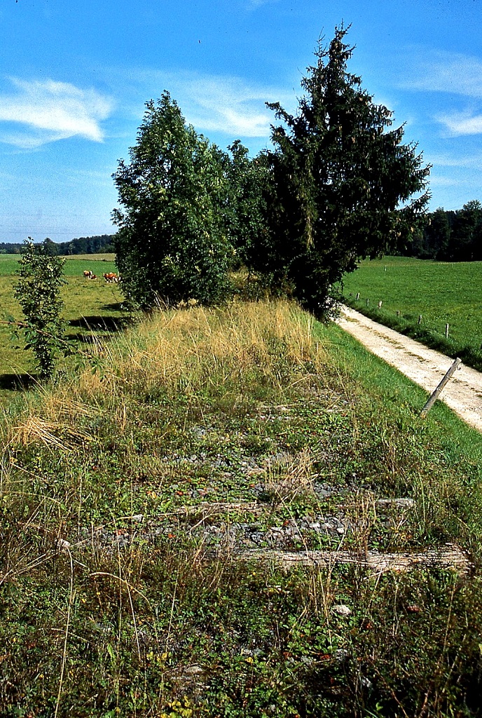 Auch auf dem früheren Bahndamm kurz vor der Kreuzung mit der B 472 waren im August 2007 noch Schotter- und Schwellenreste der vor mehr als einem halben Jahrhundert stillgelegten Anschlußbahn nach Marienstein zu entdecken