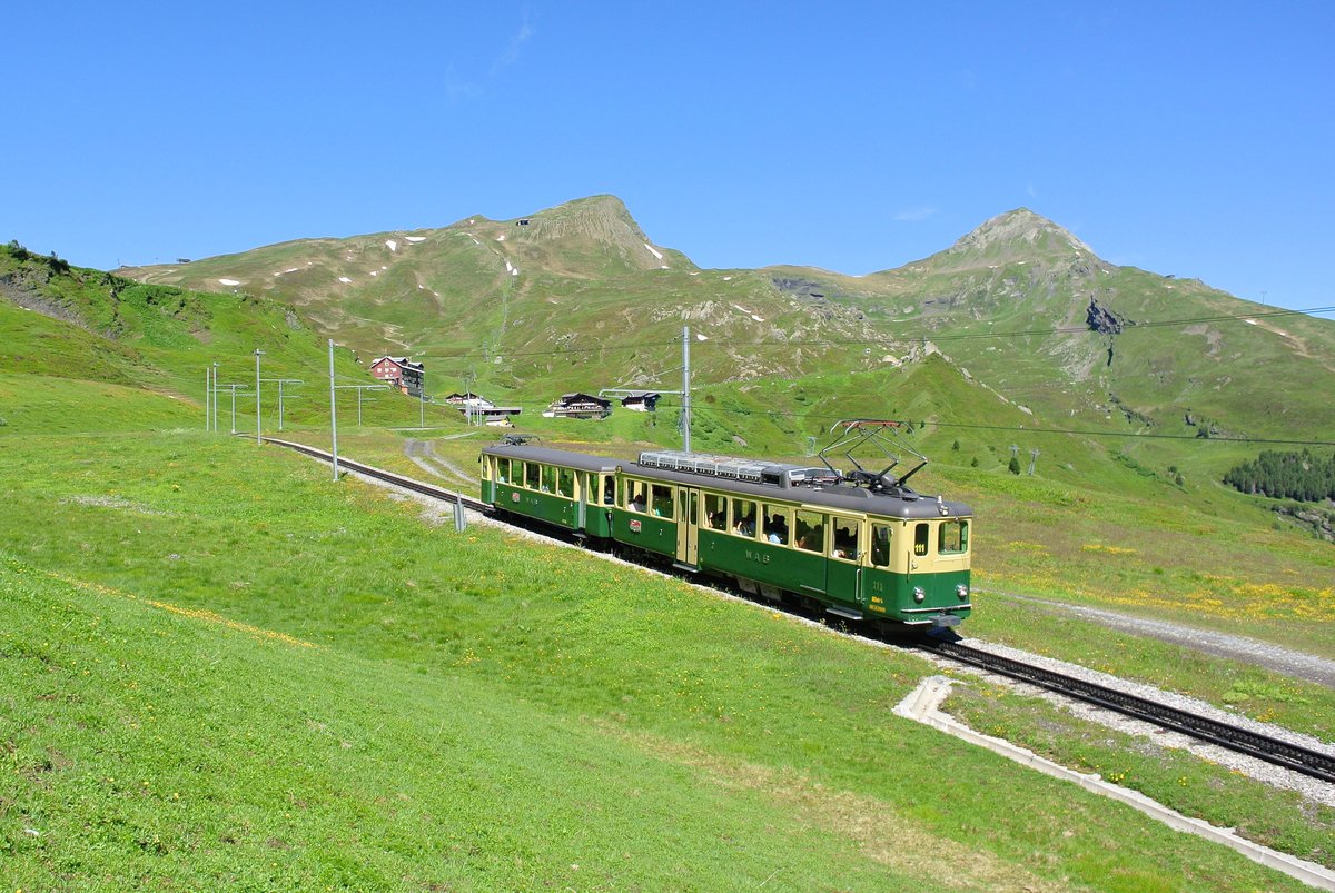 Auch auf der WAB verkehren noch alte BDeh Pendel. Auf der Lauterbrunner und auf der Grindelwaldner Seite verkehren sie auch heute noch tglich als Zusatzzge. Im Sommer Seite Lauterbrunnen sogar mit zwei Steuerwagen: BDeh 4/4 Nr. 111 erreicht in Krze von Grindelwald Grund her kommend seinen Zielbahnhof kleine Scheidegg, 04.07.2016.