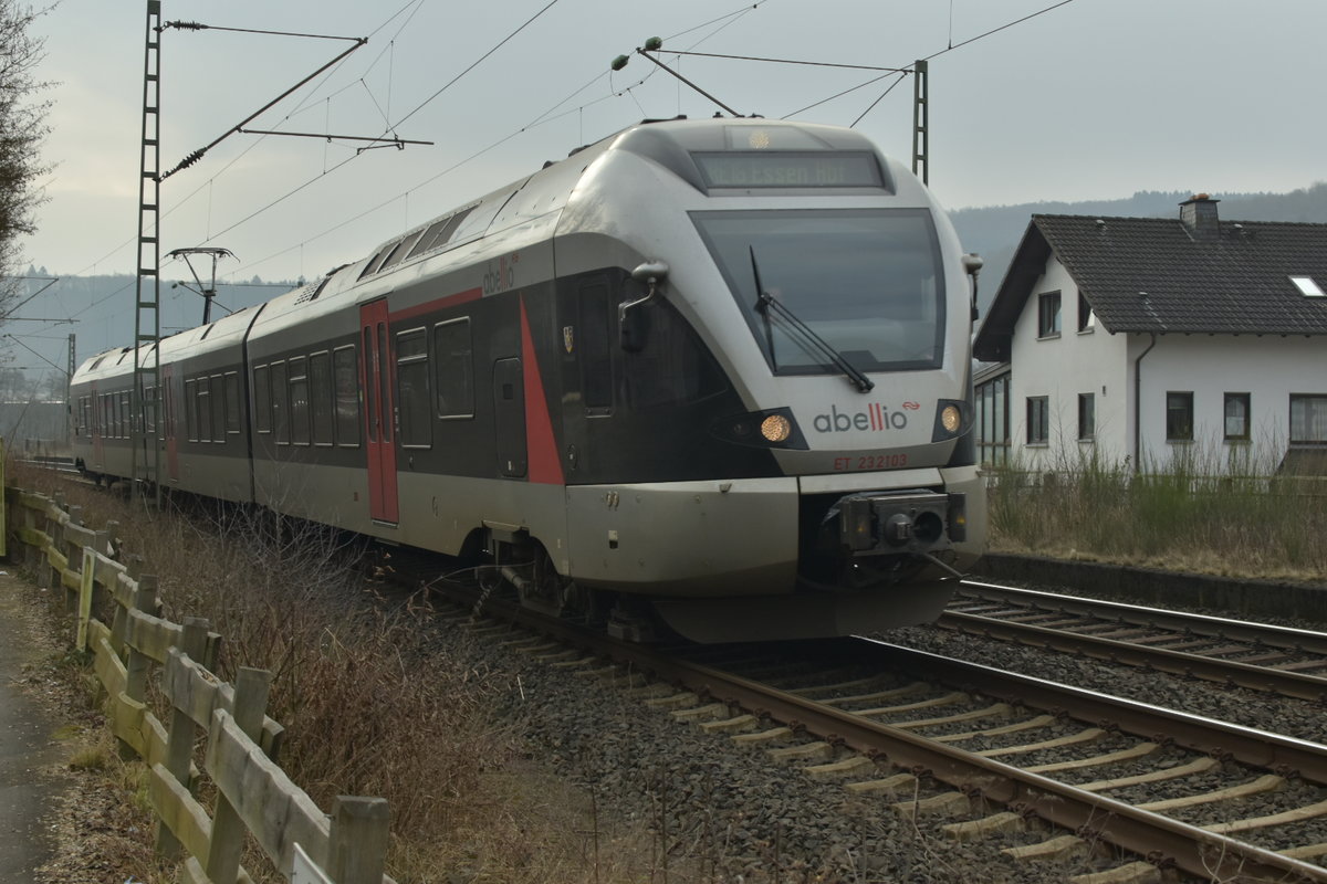 Auch bei Lennhausen fuhr mir der Abellio-Triebzug 427 102-9 vors Objektiv. 11.2.2017