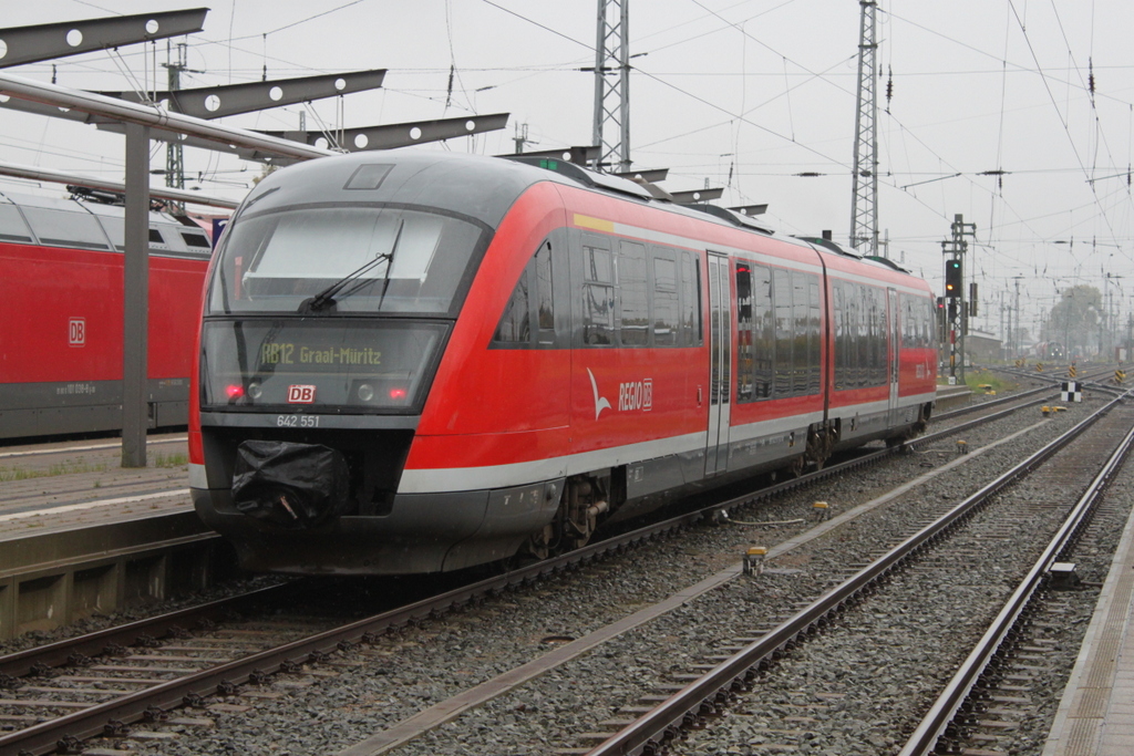 Auch bei Regen wird fotografiert:642 551 als RB12 von Rostock Hbf nach Graal-Mritz bei der Ausfahrt im Rostocker Hbf.22.10.2016