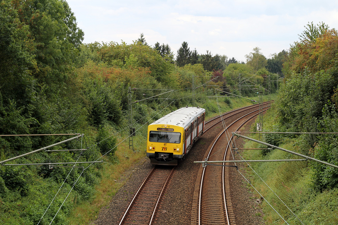 Auch dieses Foto entstand zwischen den Stationen Seulberg und Bad Homburg am 5. September 2016.
Das Fahrzeug, dessen Nummer mir nicht bekannt ist, war als DPN 24334 von Bad Homburg nach Grävenwiesbach unterwegs.