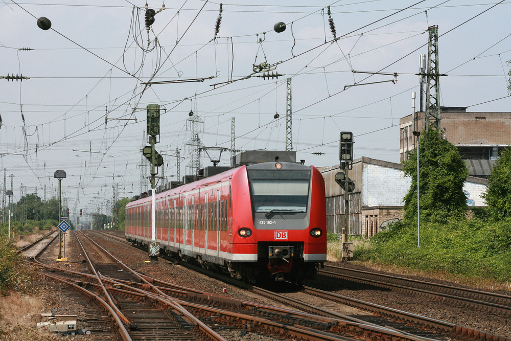 Auch dieses Foto ist mittlerweile historisch.
Ausschreibungsbedingt hat DB Regio die RB 48 an National Express verloren.
Das Foto entstand am 18. Juni 2008 in Brühl.
Linkerseits sieht man die Gleisanlagen des Brühler Güterbahnhofs.