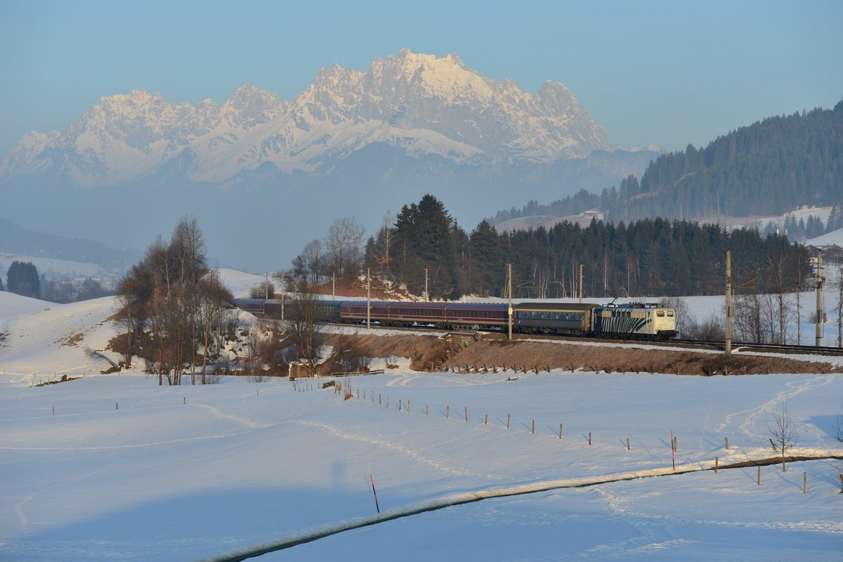 Auch dieses Jahr fahren noch Schizüge, allerdings um einiges früher als bisher. Am 11. Februar 2017 war die Sonne erst seit wenigen Minuten aufgegangen, als 151 074 mit ihrem Alpen Express D 13187 nach Schladming Fieberbrunn passierte. Seitenausleuchtung ist zu dieser Zeit noch kaum gegeben, der Wilder Kaiser hüllte sich auch noch in Dunst. Aber nachdem man nie weiß, ob ein solches Foto wiederholbar ist, zeige ich es dennoch.