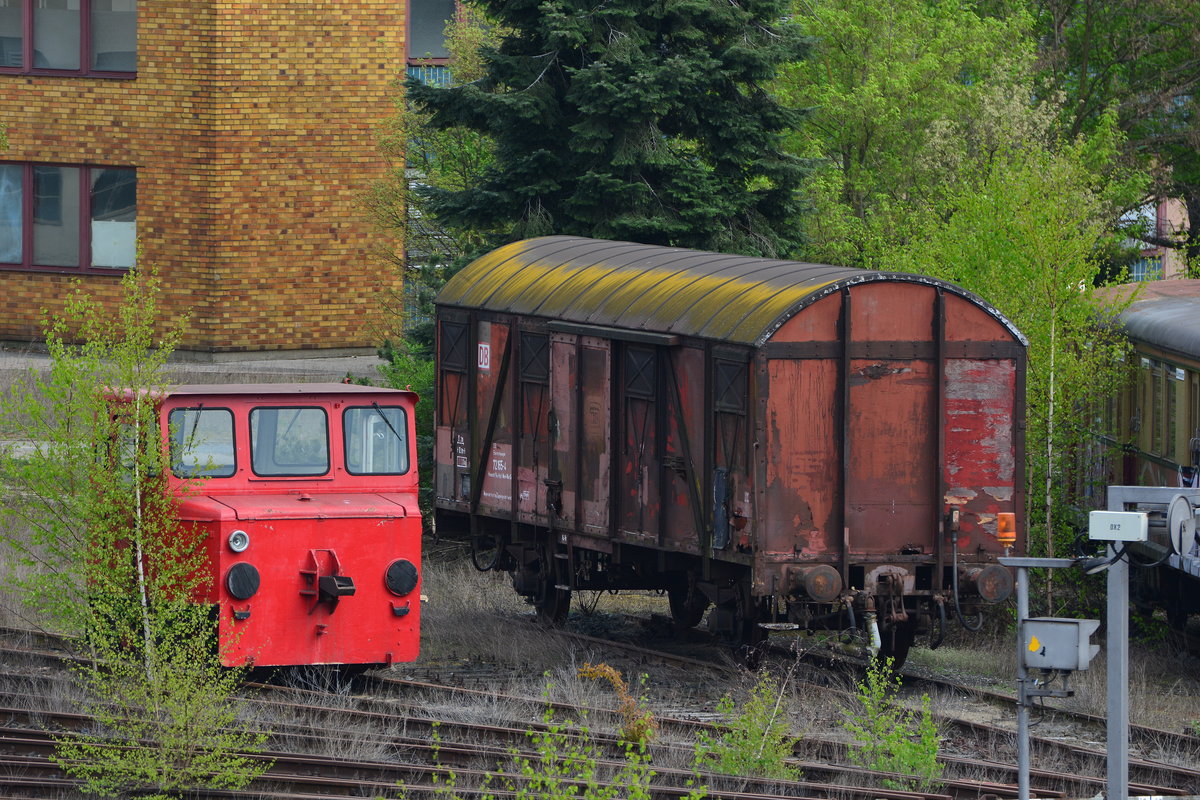 Auch dieses zweite AKkuschleppfahrzeug hat ausgedient und verrottet gemeinsam mit einem ehemaligen Stückgutwagen im ehemaligen BW Nürnberg.

Nürnberg 13.04.2017