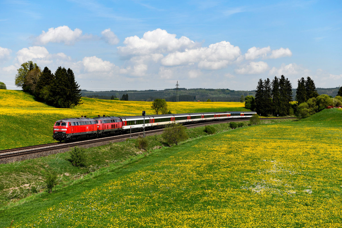 Auch der EC 194 nach Zürich HB wird aktuell über Kempten umgeleitet, da die Strecke zwischen Buchloe und Memmingen aufgrund von Bauarbeiten gesperrt ist. Am 25. April 2018 bespannten 218 422 und 465 diesen Zug und konnten bei Görwangs dokumentiert werden. 
