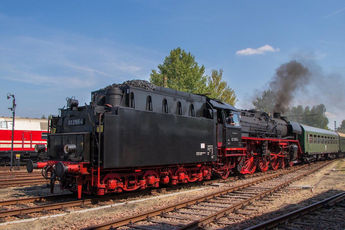 Auch ein Rücken kann entzücken! 03 2155-4 mit einem Sonderzug rangiert gerade im SEM Chemnitz zum großen Eisenbahnfest am 1. August 2018. 