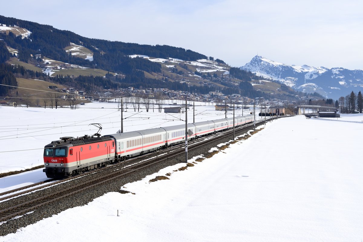 Auch ein Saison-Schnellzug auf der Giselabahn ist der IC 1280  Großglockner  von Zell am See nach München HBF. Bis Wörgl ist gerne eine 1144 vorgespannt. Am 27. Februar 2016 war 1144.265 für diese Aufgabe eingeteilt. In der Zuggarnitur finden sich noch drei Wagen der Gattung Bimz. Diese sollen noch im Jahr 2016 ihren Dienst quittieren. Bei Brixen im Thale gelang diese Aufnahme, im Hintergrund das Kitzbüheler Horn.