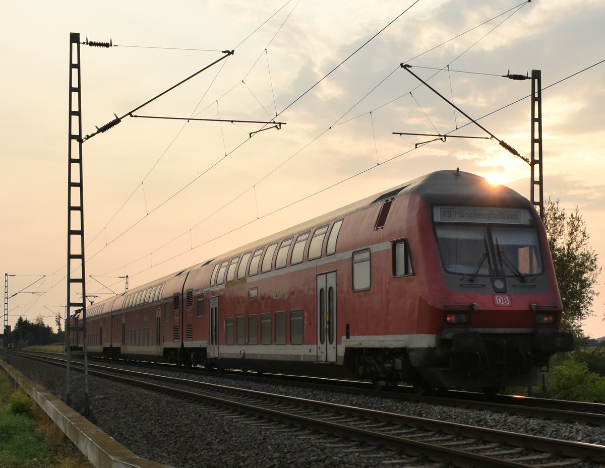 Auch ein Steuerwagennachschuß gelang mir bei Sonnenuntergangsstimmung am Abend des 21.8.2018 abzulichten. Hier ist der Zug bei Gubberath Fürther Hecke auf dem Weg nach Mönchengladbach Hbf.