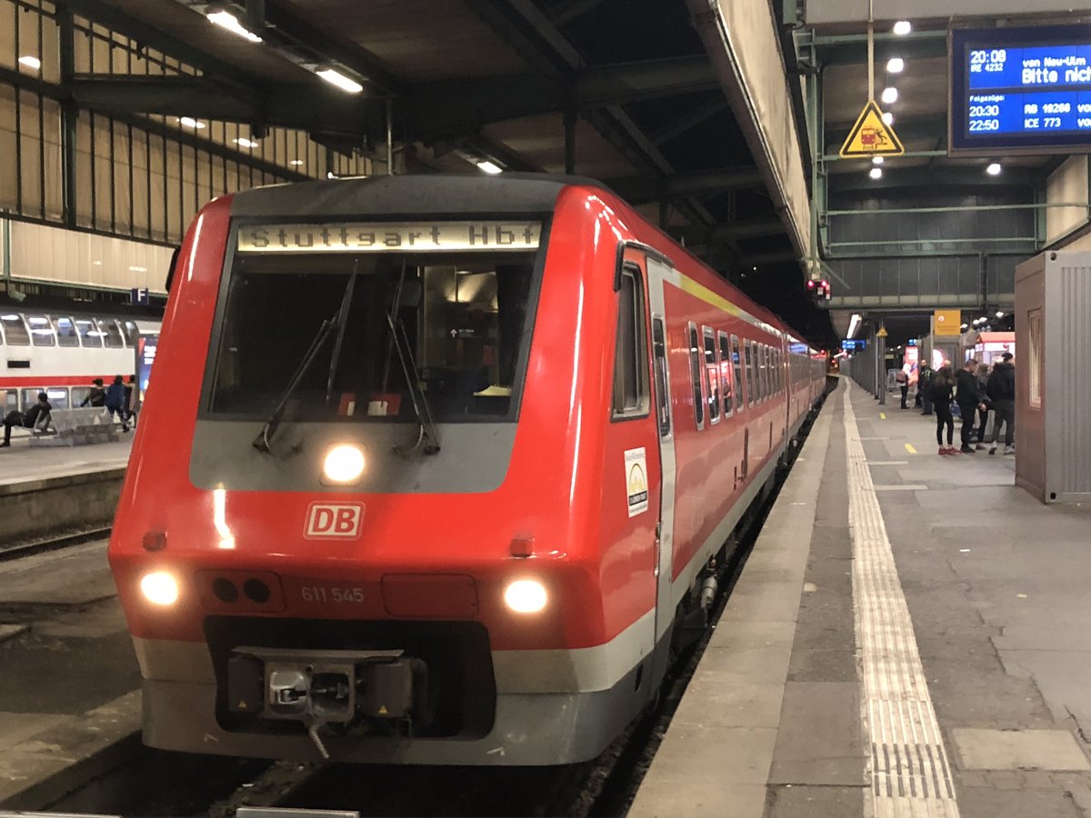 Auch Ende 2018 lassen sich die 611 noch immer entmutigen den Stuttgarter Hauptbahnhof zu besuchen. So waren 611 045 + 611 010 am 02.11.2018 als Ire aus Neu- Ulm auf die Minute pünktlich in Stuttgart Hbf angekommen. 

Das Bild lässt an alte Zeiten erinnern, als die 611 noch planmäßig von der Zollern- Alb Bahn in Stuttgart Einfahrt erhalten haben, was nun auch schon seit 2014/2015 nicht mehr der Fall ist...