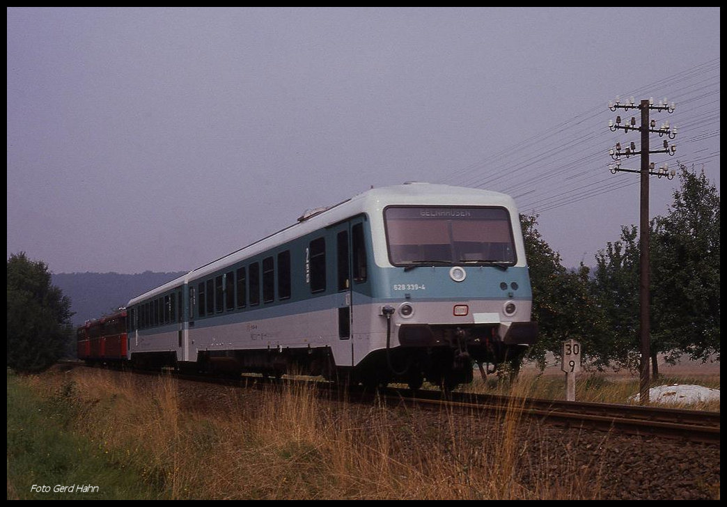 Auch das gab es einst: 628339 hat als Verstärkung eine dreiteilige Uerdinger Schienenbuseinheit am Haken. Der Zug ist hier am 2.8.1989 als N 7421 bei Borsdorf nach Gelnhausen unterwegs.