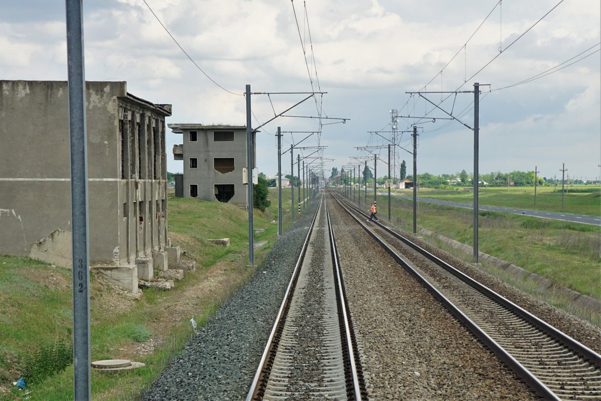 Auch das gibt es noch in Rumänien.Ein Streckenläufer nahe der Ortschaft Dragalina/Kr. Calarasi.
Links sieht man die Nummerierung der Fahrleitungsmasten.
Aufnahme am 21.05.2018 aus dem letzten Wagen des IR 1582 in Richtung Bukarest.