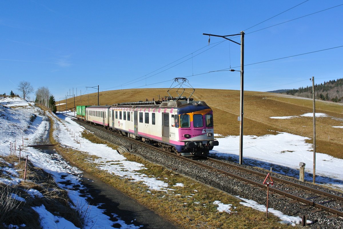 Auch Gterzge verkehren noch (leider nur selten) im Valle de Joux. Wenn dann noch die Gterlok, die Travys eigene Re 420, ausser Betrieb ist kommt es zu sehr speziellen Fahrzeugeinstzen; ABDe 578 016-8, Bt 50 85 80-35 904-2 und Slps-x 33 85 4727 048-2 bei Les Charbonnires. Bei diesem Pendel handelt es sich um den Reservependel welcher sonst meistens in Vallorbe abgestellt ist, 23.02.2017.