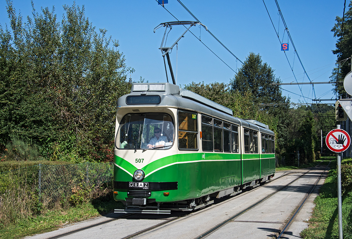 Auch im Herbst sind immer wieder welche 500er im Einsatz wie hier TW 507 als Linie 1 bei Teichhof, 16.09.2016. 