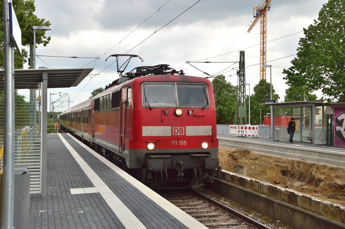 Auch heute am 14.5.2014 ist die 111 155 als Zuglok eines RE4 Verstärkerzuges auf der Kbs 485 nach Aachen fahrend unterwegs, hier in Korschenbroich fährt sie an dem neuen Bahnsteig Gleis 2 vorüber. 
