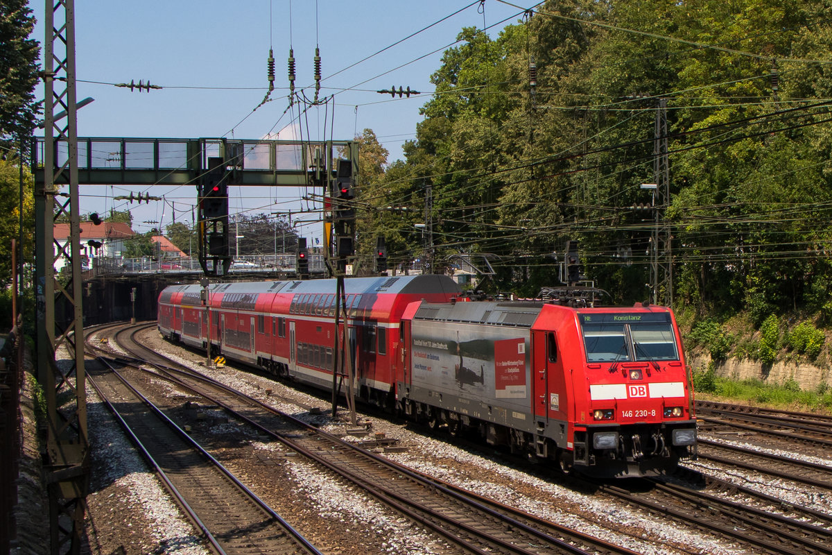 Auch hier ist die Werbelok 146 230-8 wieder zu sehen, unterwegs mit einem RE gen Konstanz. Aufgenommen am 25. Juli 2018 in Offenburg. 