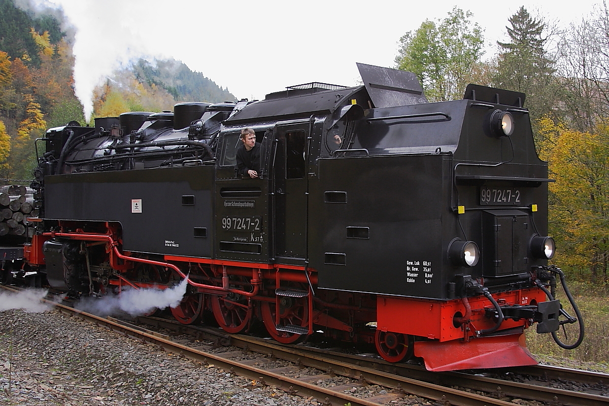 Auch von hinten macht 99 7247 eine gute Figur, hier gerade auf Rangierfahrt mit einem Sonder-PmG der IG HSB mit Fahrziel Gernrode am 20.10.2013 im Bahnhof  Eisfelder Talmühle .