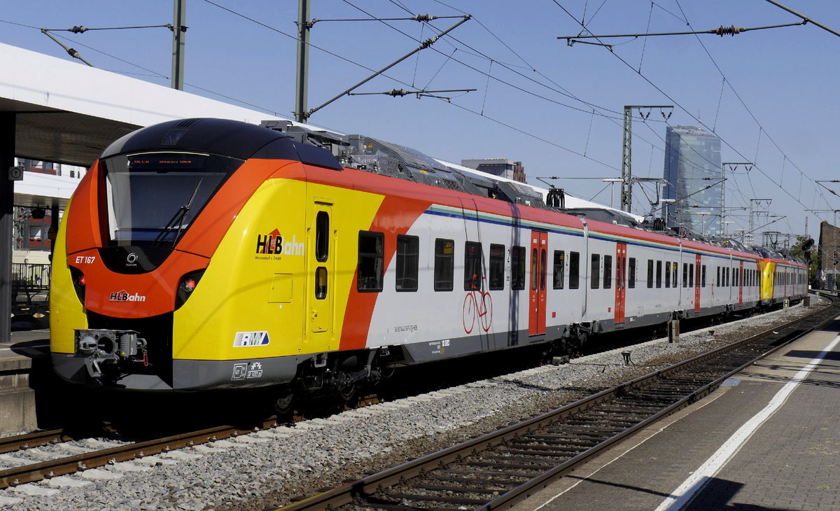 Auch mit dem wirklich gelungenen HLB-Design sehen die Köpfe der 1440er etwas merkwürdig aus. 1440 167 und (vorn) 342 auf der neuen RMV-Linie RE 59 Kelsterbach - Hanau in Frankfurt Süd am 12.9.18.