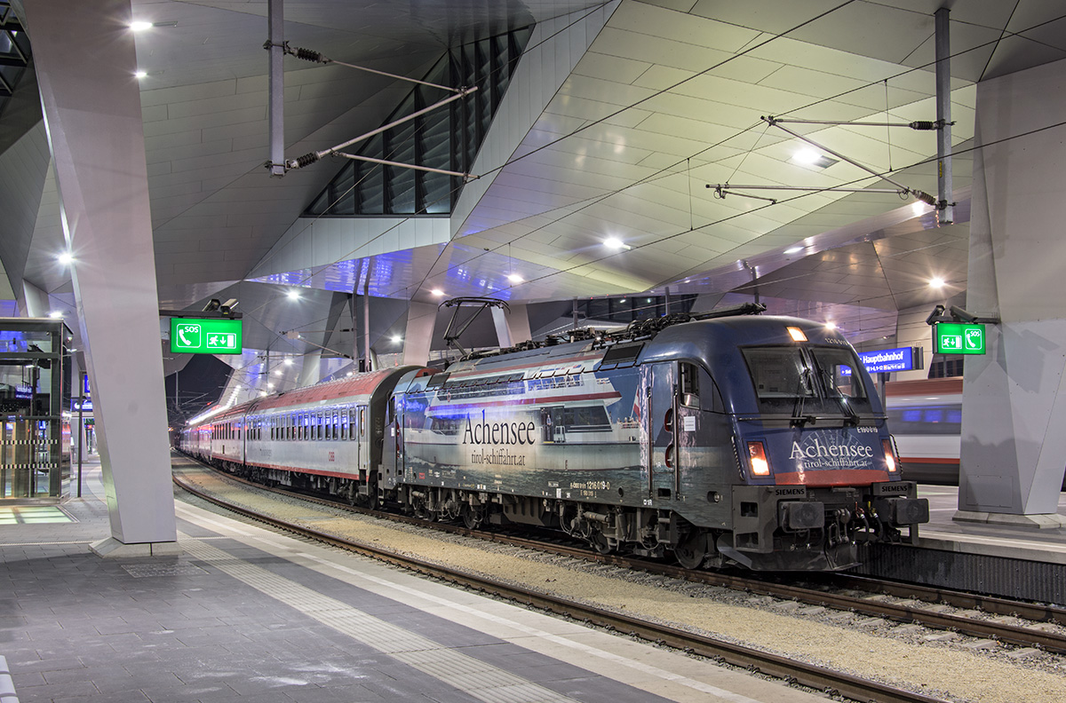 Auch die ÖBB 1216 019 Achensee war mal am Wiener Hauptbahnhof zu sehen hier mit EN 246 welecher in kürze Richtung Westösterreich abfahren wird, 04.12.2016. 