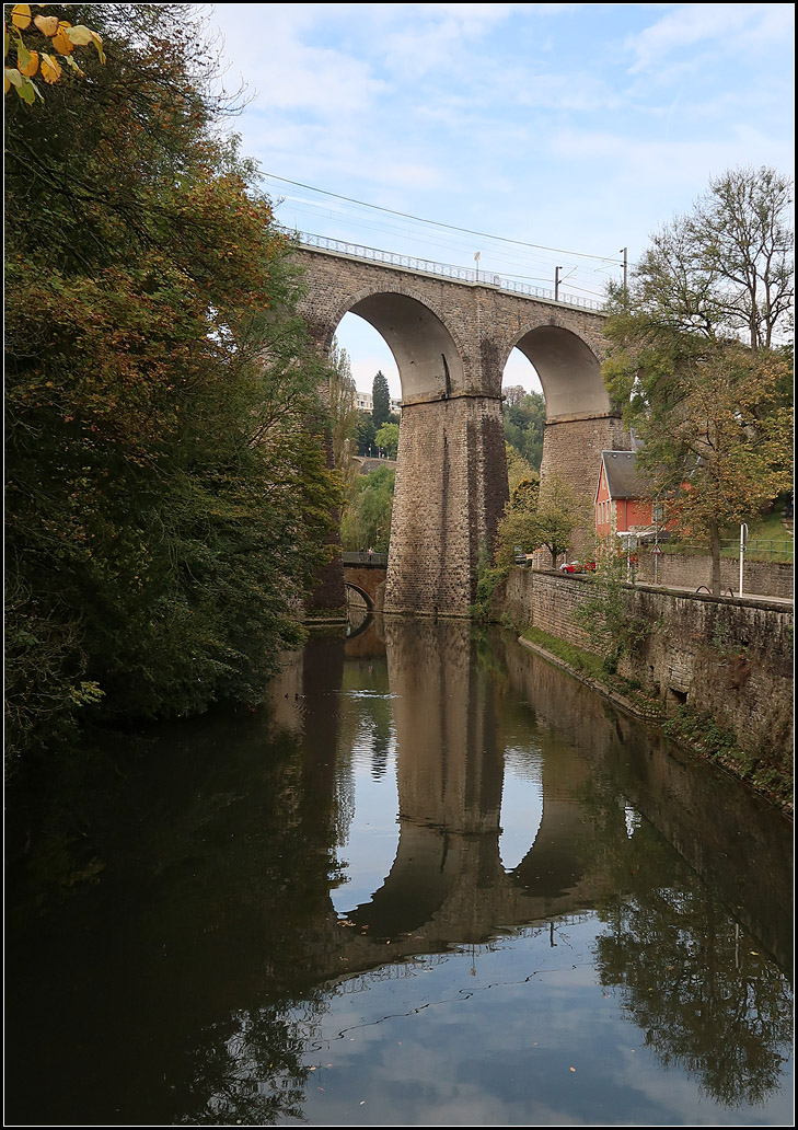 Auch ohne Zug eine gute Figur -

... der Pfaffenthal-Viadukt in Luxemburg. Am Tag der Aufnahme gab es kein Zugverkehr auf der Luxemburger Nordstrecke, so wird der Betrachter nicht durch einen Zug abgelenkt und kann die schöne Bahnbrücke pur genießen.

07.10.2017 (M)