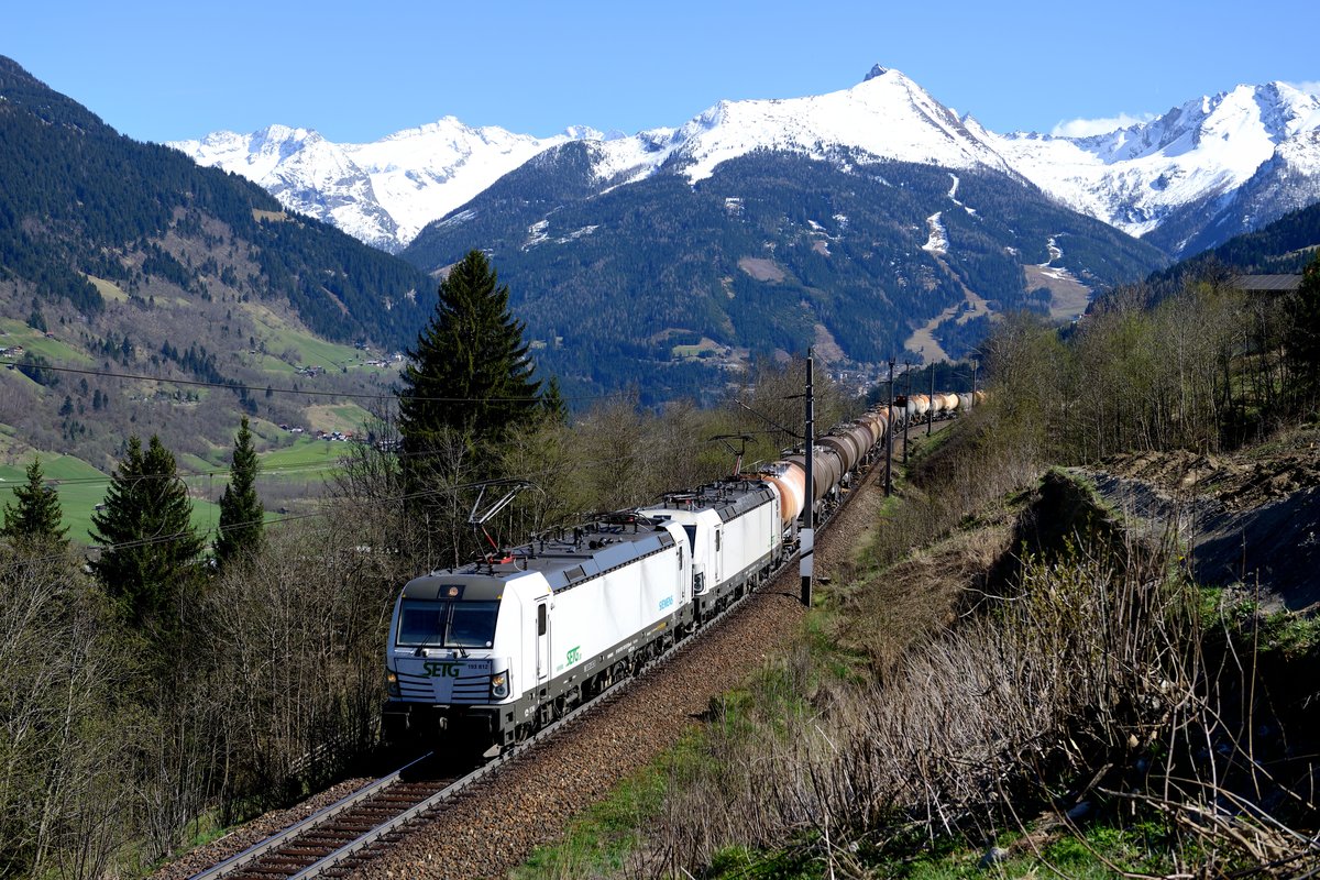 Auch Privates konnte am 22. April 2015 auf der Tauernbahn beobachtet werden: Ein SETG Vectron-Tandem, bestehend aus 193.812 und 204 brachten den GAG 48698 talwärts. Bei Anger bietet sich dieser herrliche Ausblick auf den Stubnerkogel und den Graukogel, der einen angemessenen Hintergrund für diese interessante Leistung bietet.