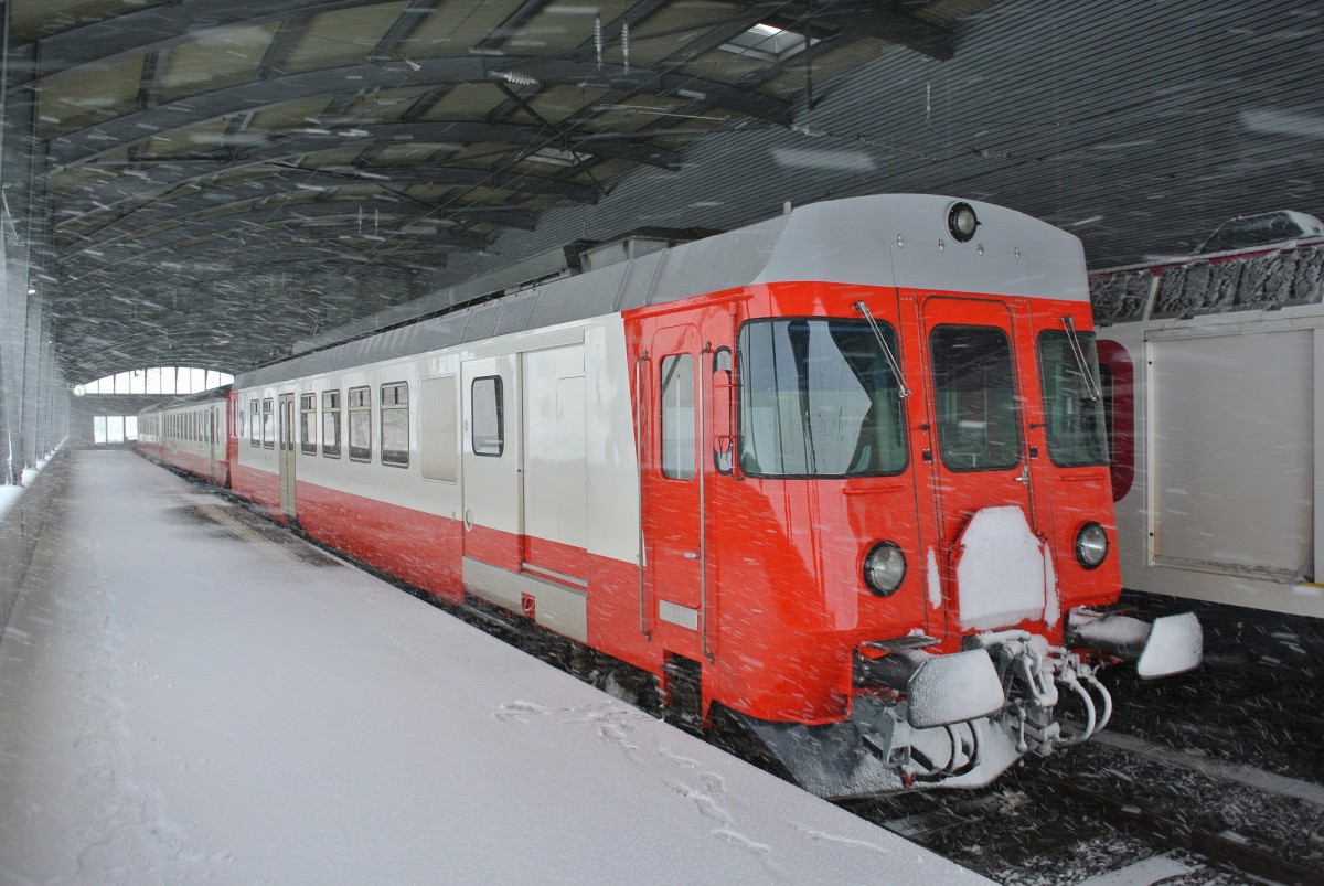 Auch der RBDe Pendel war heute Morgen im Einsatz. Nun steht er bers Wochenende in der Bahnhofshalle von Le Brassus abgestellt; RBDe 567 174-8, B EWI 50 85 20-35 475-6 und ABt EWI 50 85 39-33 202-6, 27.12.2014.