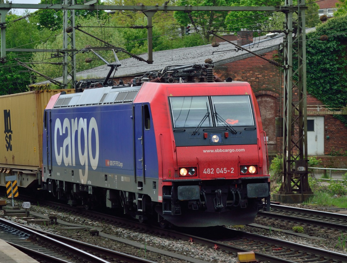 Auch die SBB Cargo 482 045-2 kommt durch Harburg in Richtung Hafen gefahren, nur das sie einen Kastelzug am Haken hat. 9.5.2015