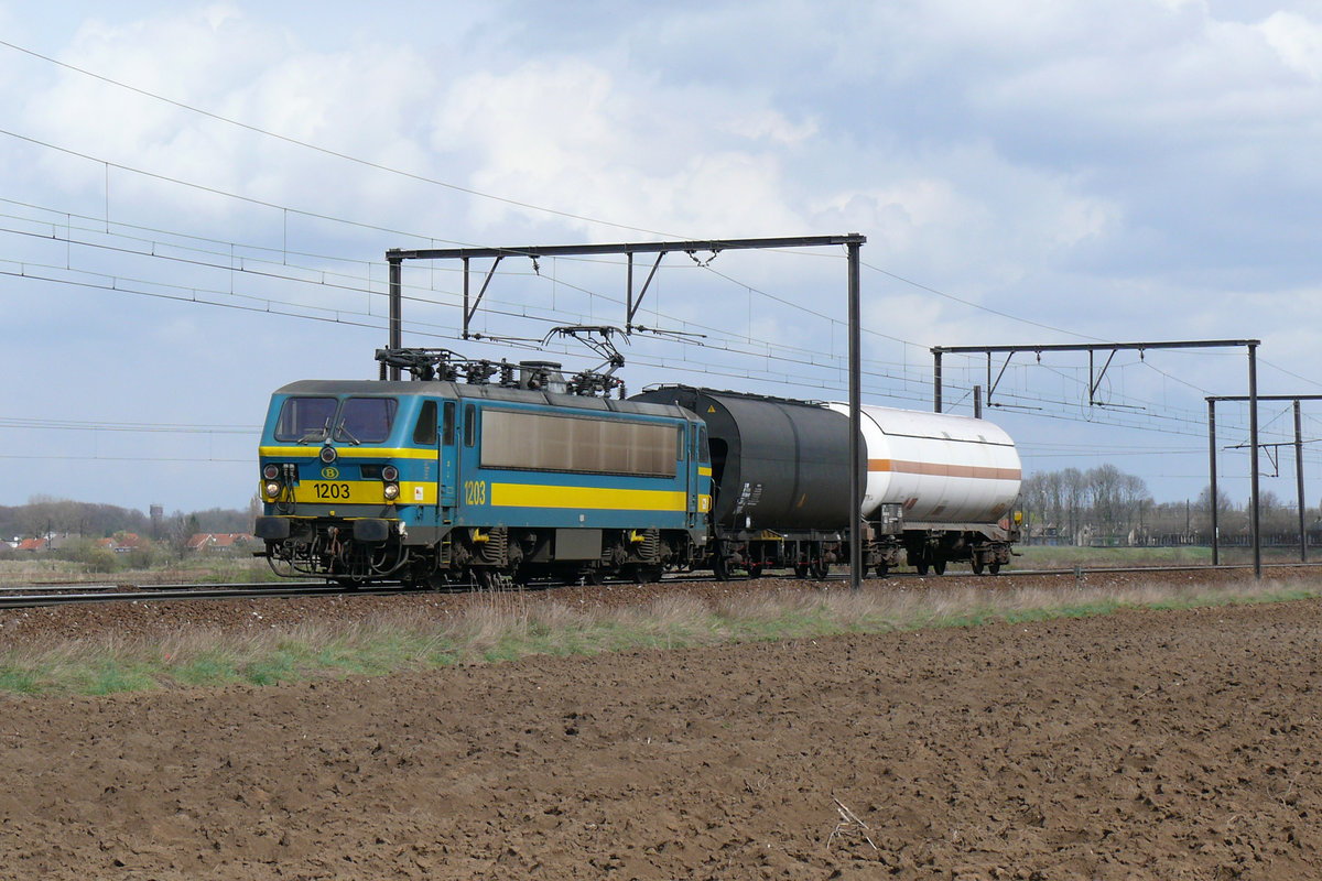 Auch die Serie 12 ist mittlerweile vom belgischen Schienennetz verschwunden. Am 27/03/2010 zog die 1203 einen sehr kurzen Güterzug vom Antwerpener Hafen kommend über die Schleife in Ekeren.