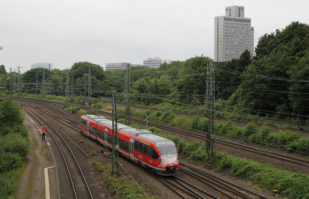 Auch Triebfahrzeuge müssen mal zum Doktor.
Der verunfallte 643 033 ist zum Aufnahmezeitpunkt auf dem Weg nach Aachen Nord zwecks Reparatur der Schäden bei Talbot Services.
Aufnahmedatum: 24.06.2016
